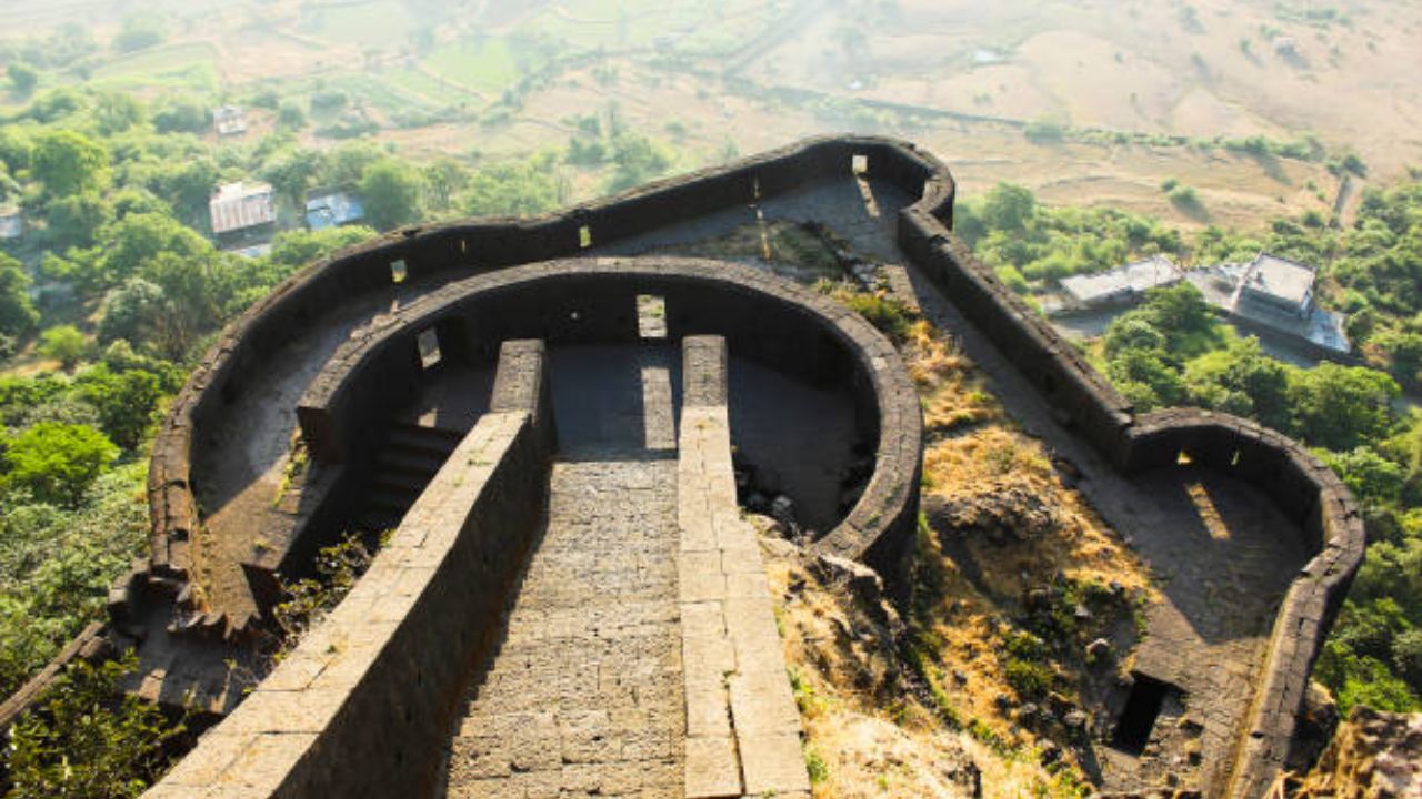 लोहगड किल्ला- लोहगड किल्ला महाराष्ट्रातील पुणे येथे लोणावळ्याजवळ आहे. त्याची उंची 3400 फूट आहे. या शाही किल्ल्याची वास्तू अनेकांना आकर्षित करते. आजही लोकांना हे ठिकाण ट्रेकिंगसाठी आवडते. आजूबाजूला टेकड्या आहेत ज्या पाहण्यासाठी लोक लांबून येतात