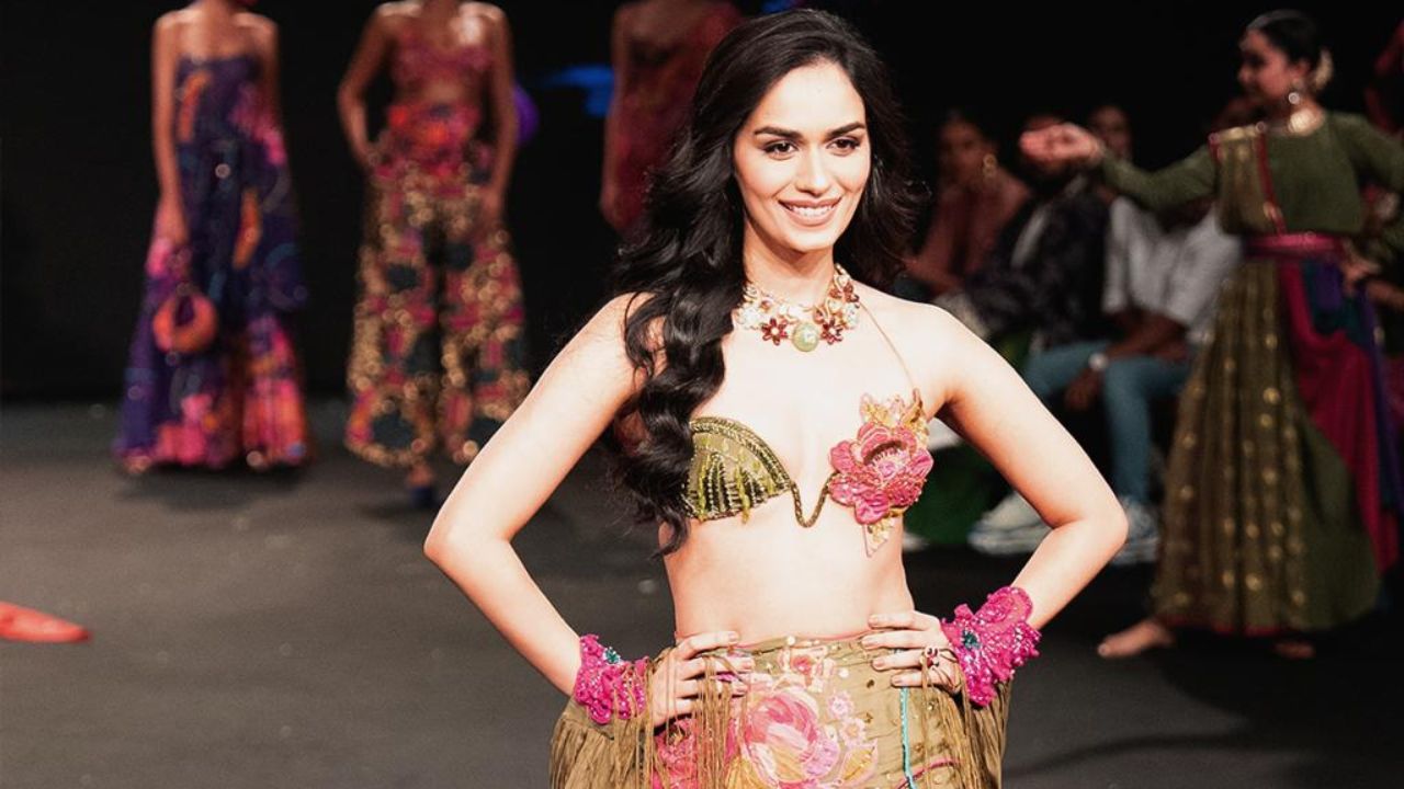 ऑलिव्ह ग्रीन फुल लेन्थ स्कर्ट आणि मॅचिंग ब्लाउजसह आकर्षित मेकअपदेखील केला होता. मानुषीने रेखीव आयलायनर, गुलाबी ब्लश आणि न्यूड गुलाबी लिपस्टिकचा वापर करून हा लुक परिपूर्ण केला. मानुषीने तिचे केस देखील मोकळे ठेवले होते. 
