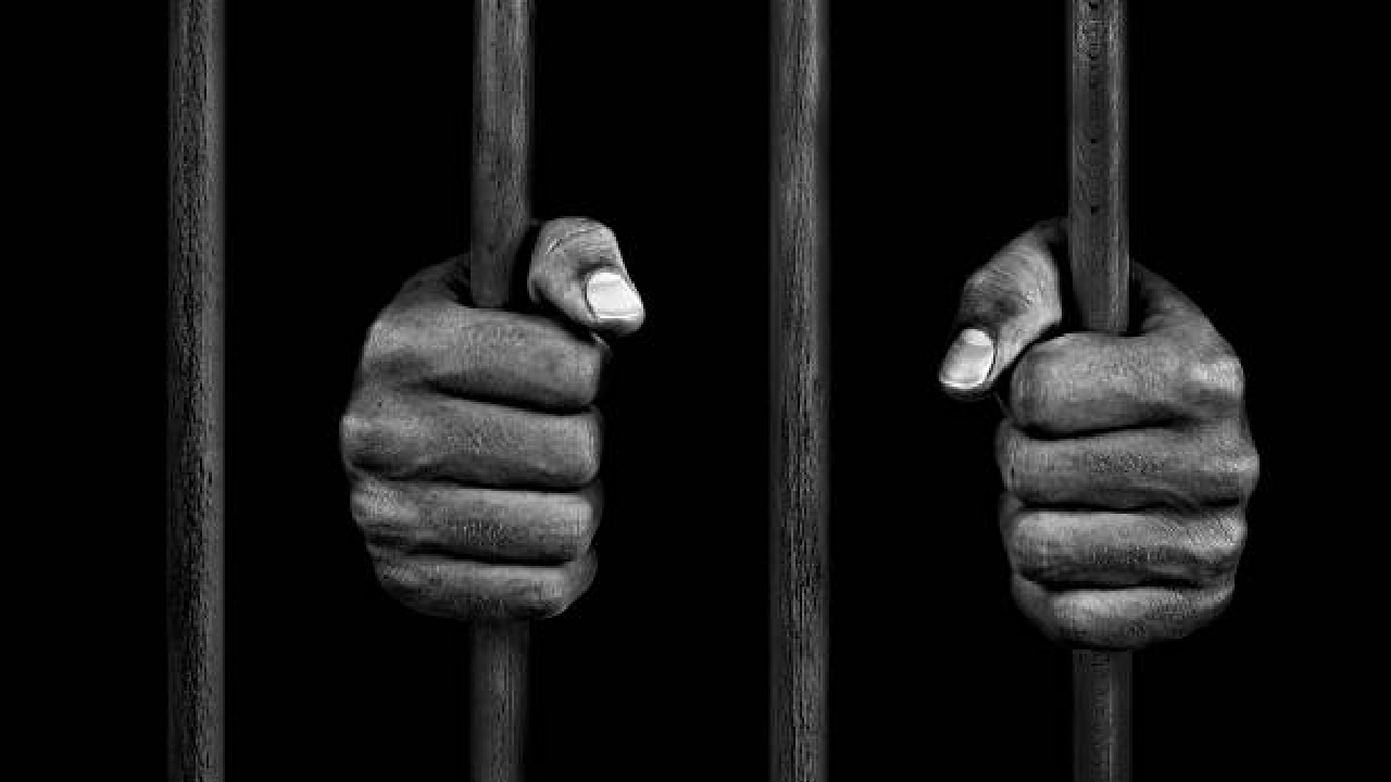 Crime News: अहमदनगरमध्ये घडली धक्कादायक घटना; तब्बल ९ जणांनी अल्पवयीन मुलासोबत केले असे काही की…