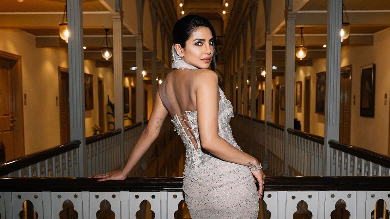 प्रियंकाने परिधान केलेला हा गाऊन मागून बॅकलेस आहे. ज्याध्ये तिची बॅकसाईड खूपच आकर्षित दिसत आहे. 