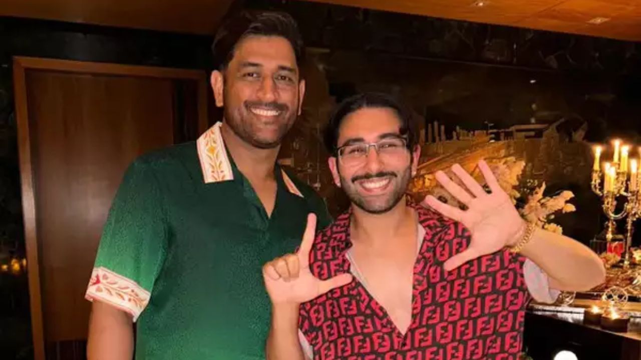 राधिका मर्चंटचा वाढदिवस खास बनवण्यासाठी एमएस धोनीही आला होता. या पार्टीत एमएस धोनीने ग्रीन व्हाइट रंगाचा शर्ट घातला होता. त्याच्यासोबत ओरी पोज देताना दिसला आहे. 