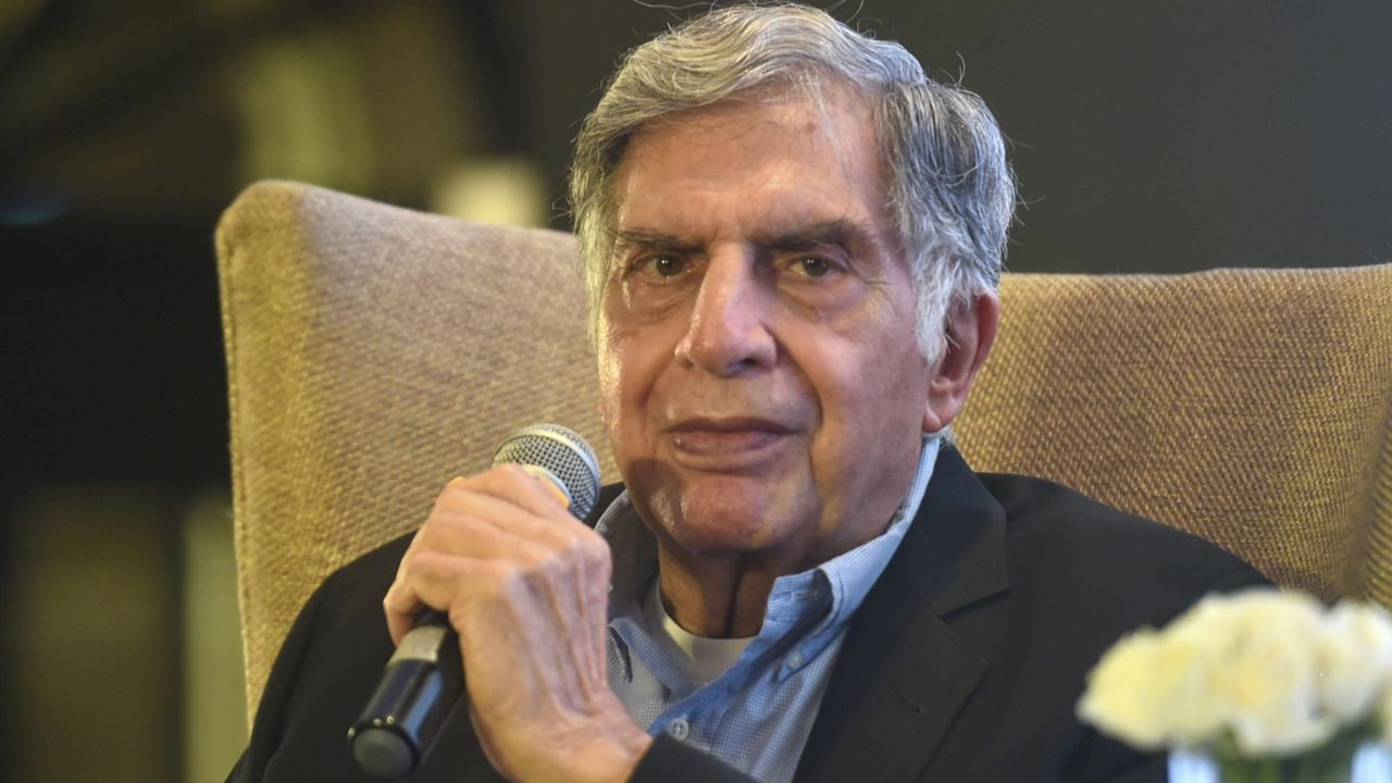 महाराष्ट्र शासनाने आज शायसकीय दुखवटा जाहीर केली आहे