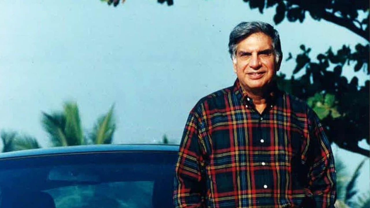 निधन झालेल्या व्यक्तीला लष्करी सन्मानात मानवंदना देण्यात येते. पोलिस दलाकडून बंदूकीच्या गोळ्या झाडून सलामी दिली जाते

