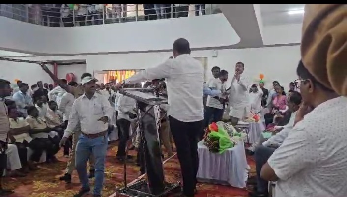 "मला जुना संजय पाटील व्हायला लावू नका"; सांगलीच्या एका कार्यक्रमात आजी-माजी खासदारांमध्ये हमरीतुमरी, प्रकरण काय?