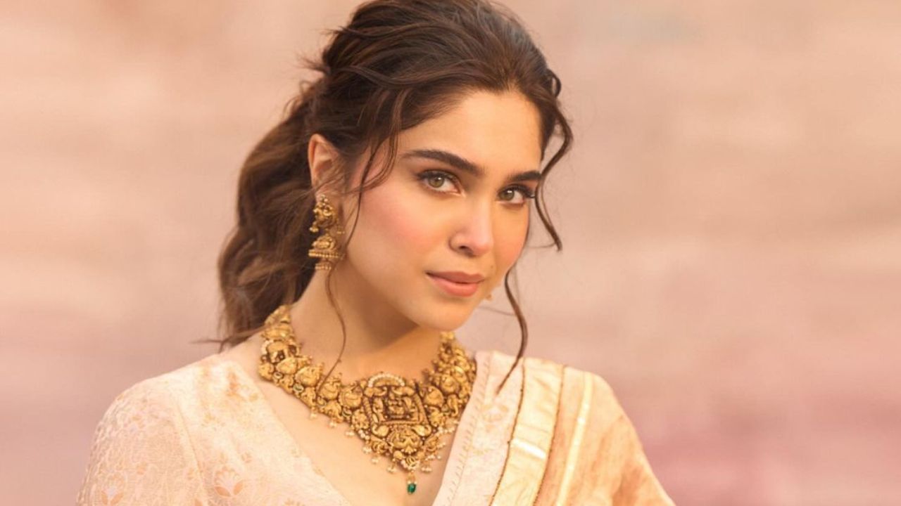 शर्वरीने या सुंदर लेहंग्यावर सध्या मेकअपची निवड केली आहे. तिने डोळ्यात काजल, ओठांवर गुलाबी न्यूड लिपलीस्ट, गुलाबी ब्लश, मस्कारा आणि आयलायनर लावले आहे. 