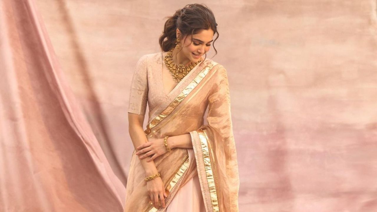 अभिनेत्रीने केसांचे फ्लिक्स काढले असून, थोडे मेस्सी हेअर शर्वरीला शोभून दिसत आहेत. याचबरोबर तिने पाहत गोल्डन टेम्पल बांगड्या घातल्या आहेत. यासगळ्या परिपूर्ण वस्तूंसह शर्वरीचा लुक अप्रतिम दिसत आहे. 