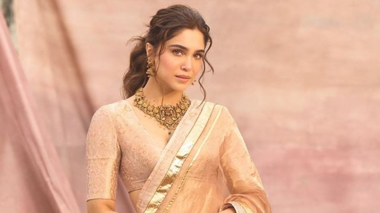 शर्वरीने या सोनेरी लेहंग्यावर एक साधी गोल्डन पट्टी असलेली ओढणी परिधान केली आहे. ज्यामध्ये तिचा हा लेहंग्यावरील लुक आणखी खुलला आहे. 