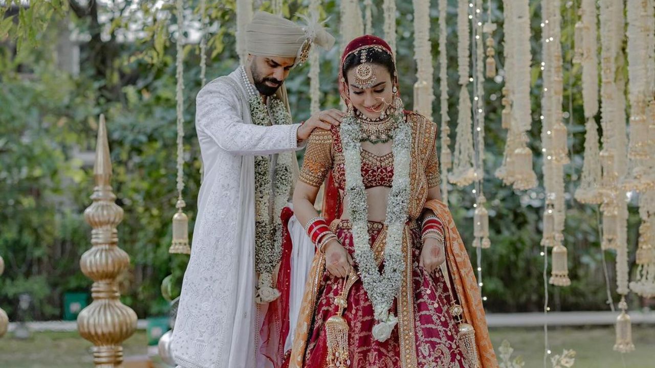 सुरभी ज्योतीचे लग्न सुमित सुरीशी झाले आहे. सुरभी ज्योतीने तिच्या इन्स्टाग्राम अकाउंटवर लग्नाचे फोटो शेअर केले आहेत. ज्यामध्ये दोघेही खूप आनंदी दिसत आहेत. 