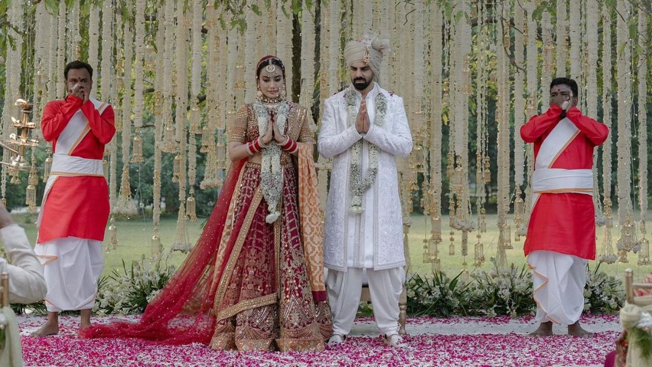 सुरभी ज्योती आणि सुमित सुरी यांनी हात जोडून पोज दिली. वधू-वरांचे फोटो पाहून चाहते कमेंट सेक्शनमध्ये प्रेमाचा वर्षाव करत आहेत. आणि चाहत्यांना या दोघांना एकत्र पाहून खूप आनंद झाला आहे. 