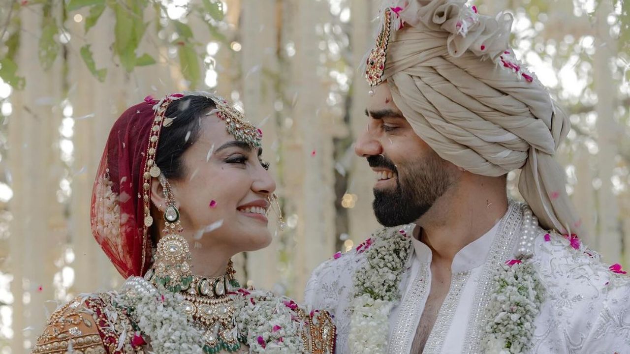 सुरभी ज्योतीने लग्नात लाल रंगाचा लेहंगा परिधान केला आहे. तसेच तिचा पती सुमित सुरीने क्रीम रंगाची शेरवानी घातली आहे. ज्यामध्ये दोघांचाही लुक पाहण्यासारखा आहे. 