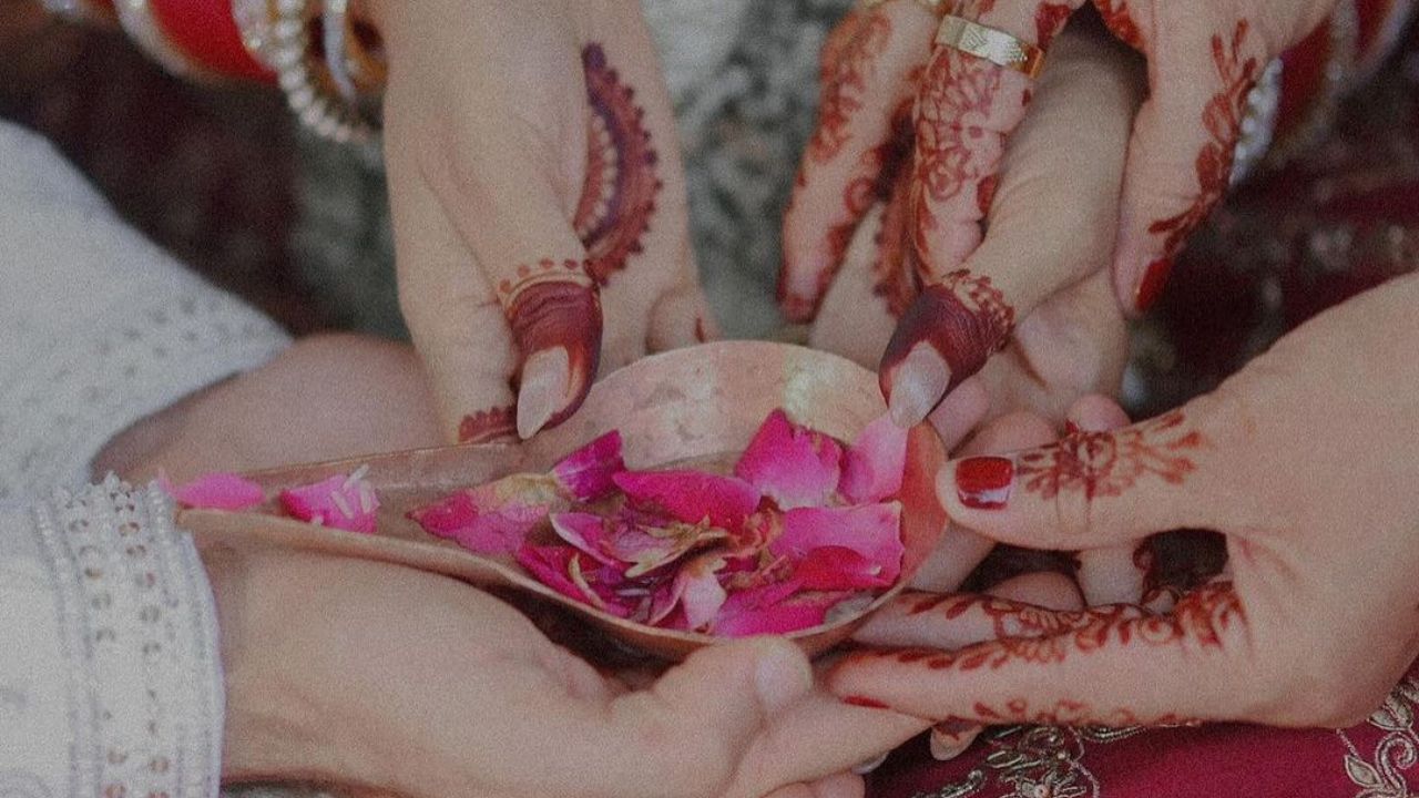 सुरभी ज्योती आणि सुमित सुरी यांनी लग्नाच्या फोटोशूट मध्ये एकमेकांचा हात धरला आहे. दोघांच्या लग्नाच्या अल्बममधील हे छायाचित्र चाहत्यांचे लक्ष वेधून घेत आहे.