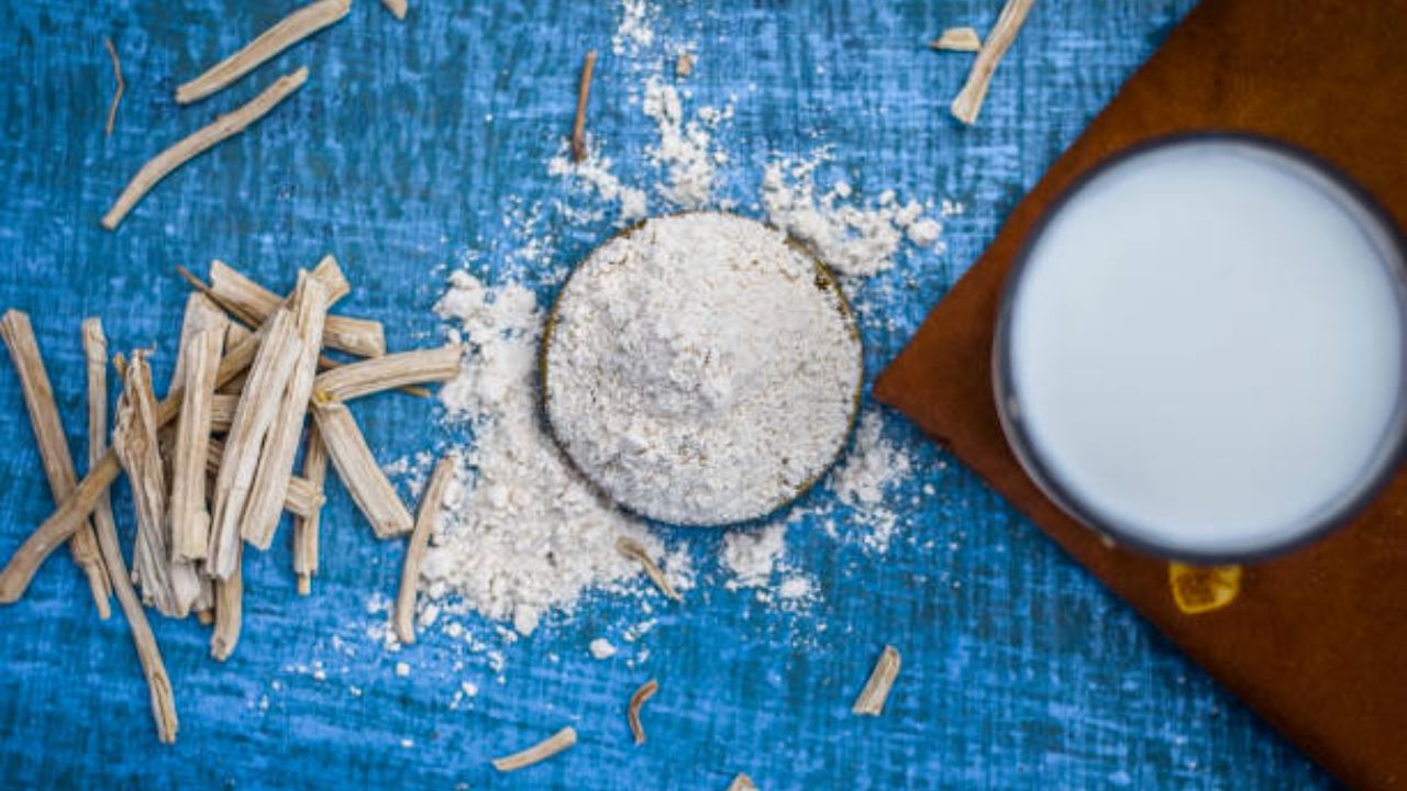 शतवारीमध्ये फायटोएस्ट्रोजेन्स आढळून येते, ज्यामुळे शरीरातील इस्ट्रोजेन पातळी संतुलित  राहते. शिवाय हार्मोनल असंतुलनामुळे उद्भवणाऱ्या समस्यांपासून आराम मिळतो. 