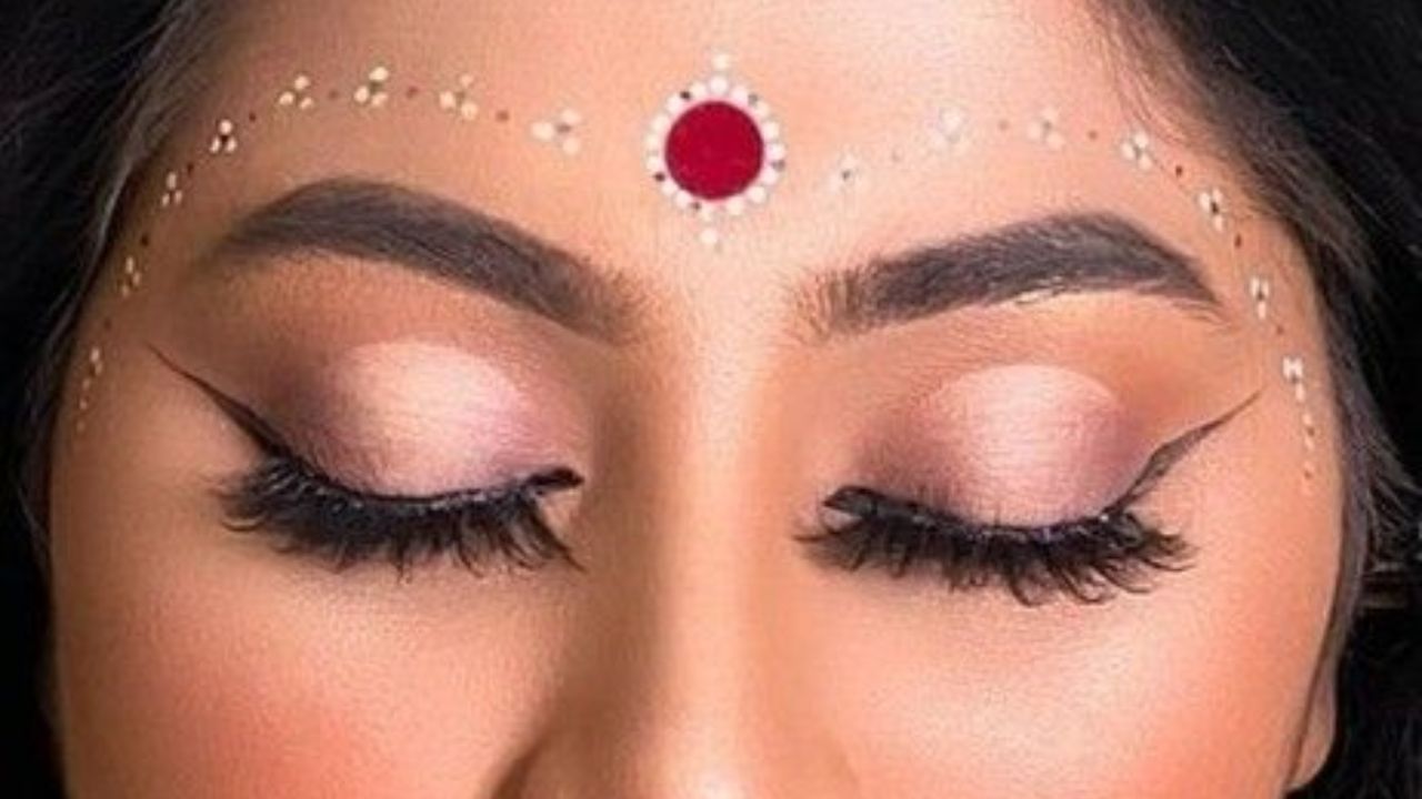 काही महिला टिकली लावतात, तर काहींना मेण किंवा लाल गंध आणि कुंकू लावण्याची सवय असते. पूर्वीच्या काळी महिला टिकली म्हणून लाल गंध आणि कुंकू लावत होत्या. मात्र हळूहळू याच गंध आणि मेणाचे टिकलीमध्ये रूपांतर झाले. 