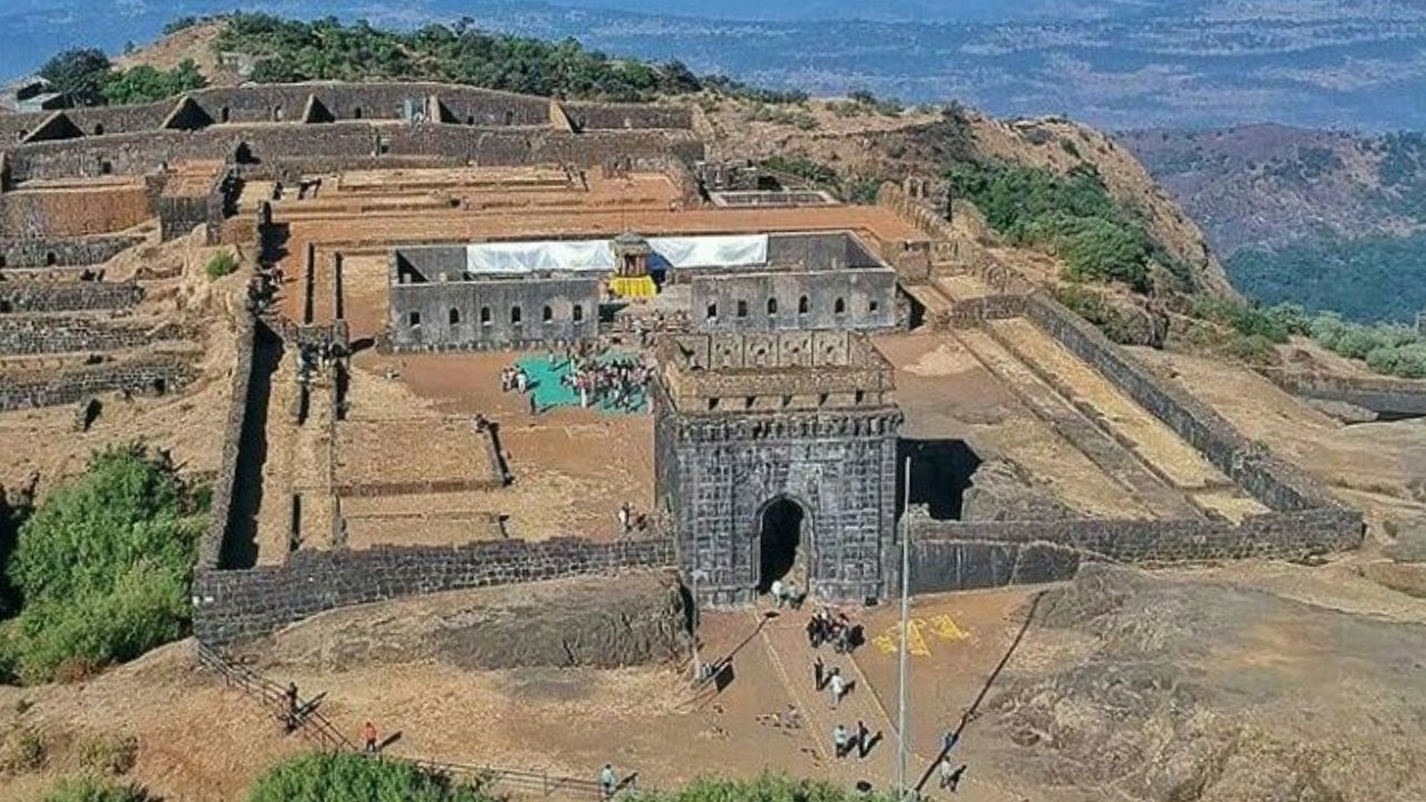 छत्रपती शिवाजी महाराजांची राजधानी असलेला रायगड किल्ला हा महाराष्ट्रातील लोकांसाठी तीर्थस्थळासारखा आहे. येथे छत्रपती शिवाजी महाराजांची समाधी, जगदीश्वराचे मंदिर, हिरकणी कडा इत्यादी ठिकाणे आहेत.  