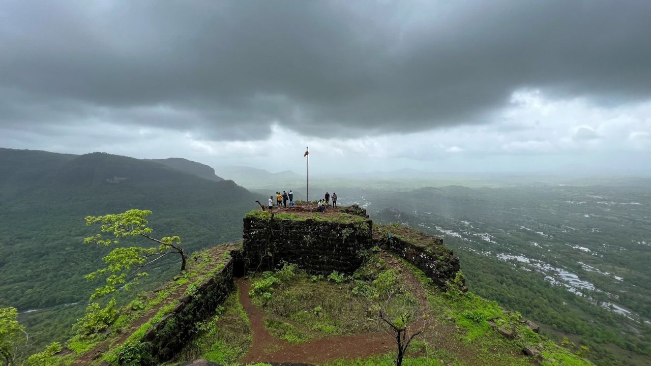 सुधागड रायगड जिल्ह्यातील पाली या ठिकाणापासून पूर्वेकडे १० किमी अंतरावर आहे. पूर्वी या गडाचे नाव भोरपगड होते ते  शिवाजी महाराजांनी बदलून सुधागड किल्ला असे केले. 