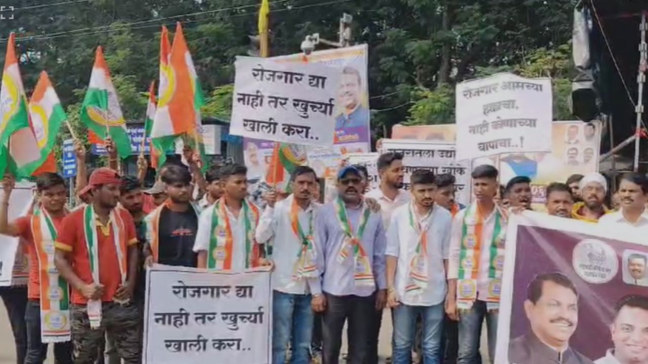 राज्यातील बेरोजगारी विरोधात आंदोलन, कळंबोलीत शरद पवार गटाची राज्यसरकार विरोधात घोषणाबाजी