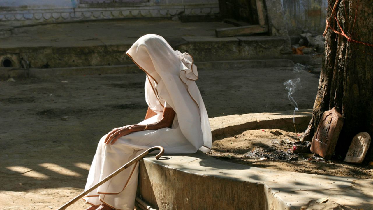 विधवा झाली तरी ‘ती’चं अस्तित्व संपत नाही; उर्वरित आयुष्यात पांढऱ्याला आपलसं करणाऱ्या स्त्रियांची व्यथा