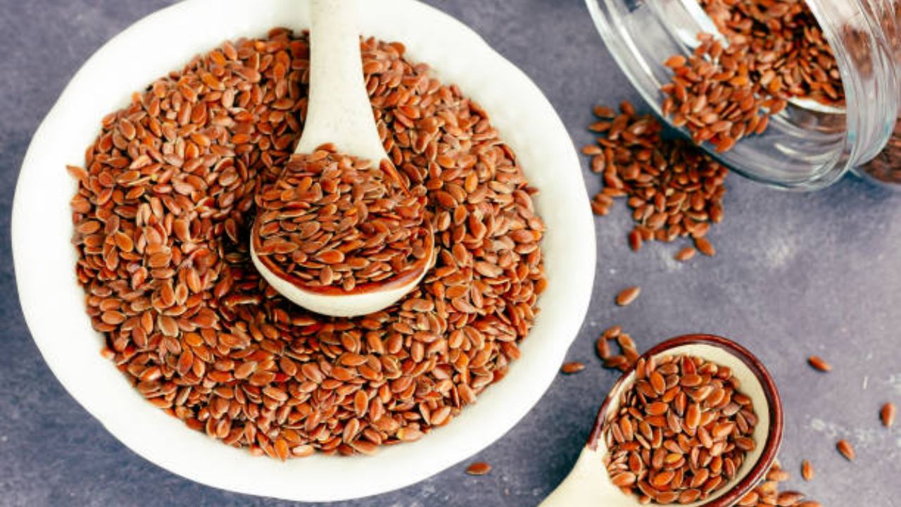 अंबाडीच्या बियांचे पाण्यात भिजवून सेवन केल्यास शरीराला अनेक फायदे होतील. या बियांमध्ये असलेले घटक मधुमेह नियंत्रित करण्यास मदत करतात. तसेच अंबाडीच्या बियांमध्ये ओमेगा-३ फॅटी ॲसिड आढळून येतात. 