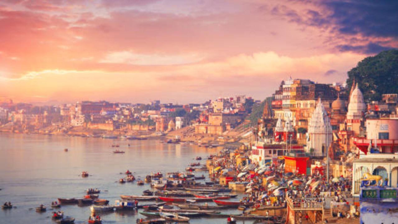 वाराणसी, उत्तर प्रदेश- काशी किंवा वाराणसी हे पवित्र धार्मिक स्थळ आहे. इथे घाटांवरून दिसणारे सुंदर दृश्य, गंगा नदीवर उड्डाण करणारे सायबेरियन पक्षी, संध्याकाळची आरती आणि भक्तीरसात तल्लीन झालेली माणसे हे सर्व मनाला शांती देतात