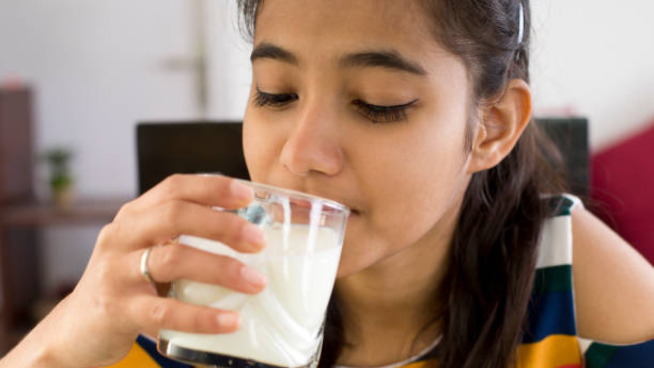 हाडांच्या विकासासाठी आणि मजबुतीसाठी कॅल्शियम हे सर्वात महत्त्वाचे खनिज आहे. दूध, दही, चीज, हिरव्या पालेभाज्या जसे की पालक, काळे, तीळ, बदाम, सोया उत्पादने, सॅल्मन आणि सार्डिनसारखे मासे खा
