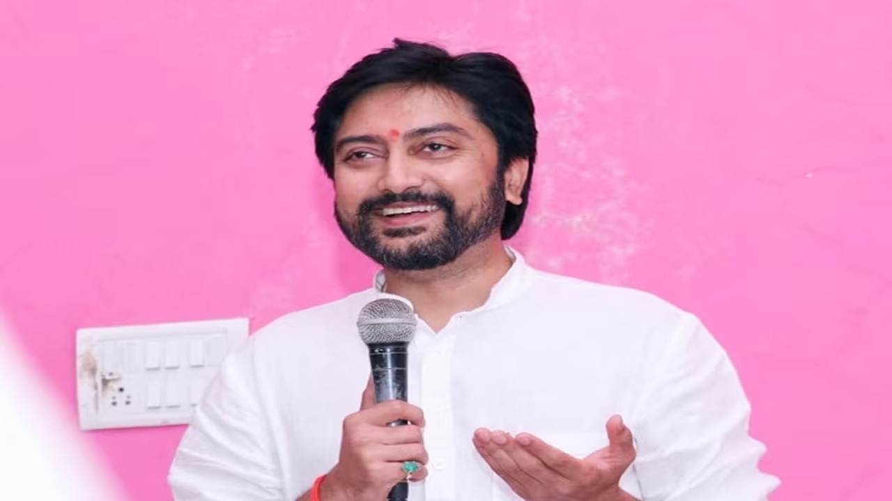 महायुती सरकारने महाराष्ट्राला दिल्ली पुढे झुकवले, धीरज देशमुखांची टीका