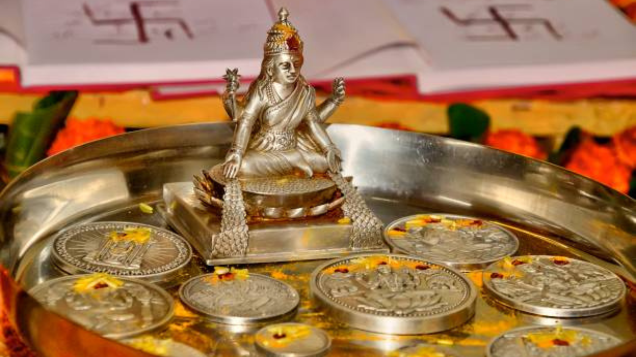 तिजोरी दक्षिण दिशेला ठेवू नये, तरी सोने-चांदी ठेवणे चांगले. यामुळे संपत्ती आणि समृद्धी वाढते. सोने, चांदी आणि झाडू जवळ नसावेत हे लक्षात ठेवा