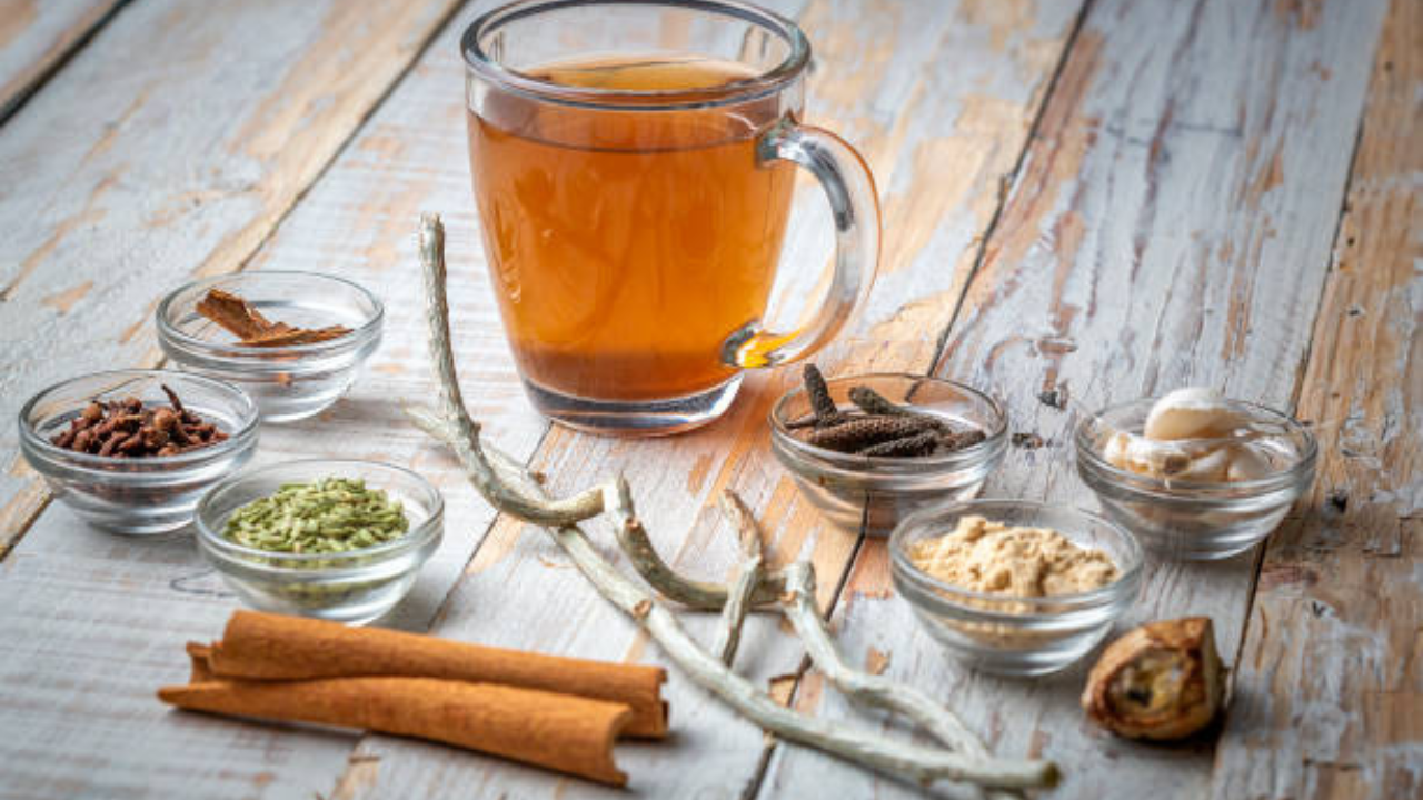 गुळवेलाची ताजी पाने आणि देठ रात्रभर भिजत ठेवा, सकाळी 1 ग्लास पाण्यात कुस्करून उकळा आणि ते अर्धे होईपर्यंत, गाळून प्या आणि प्या. सकाळी फक्त 1 चमचा पावडर कोमट पाणी वा मधासोबत खा. तुम्ही गुळवेल/गुडुची घन वटी/समशामणी वटी- 2 गोळ्या जेवणापूर्वी दिवसातून दोनदा घेऊ शकता