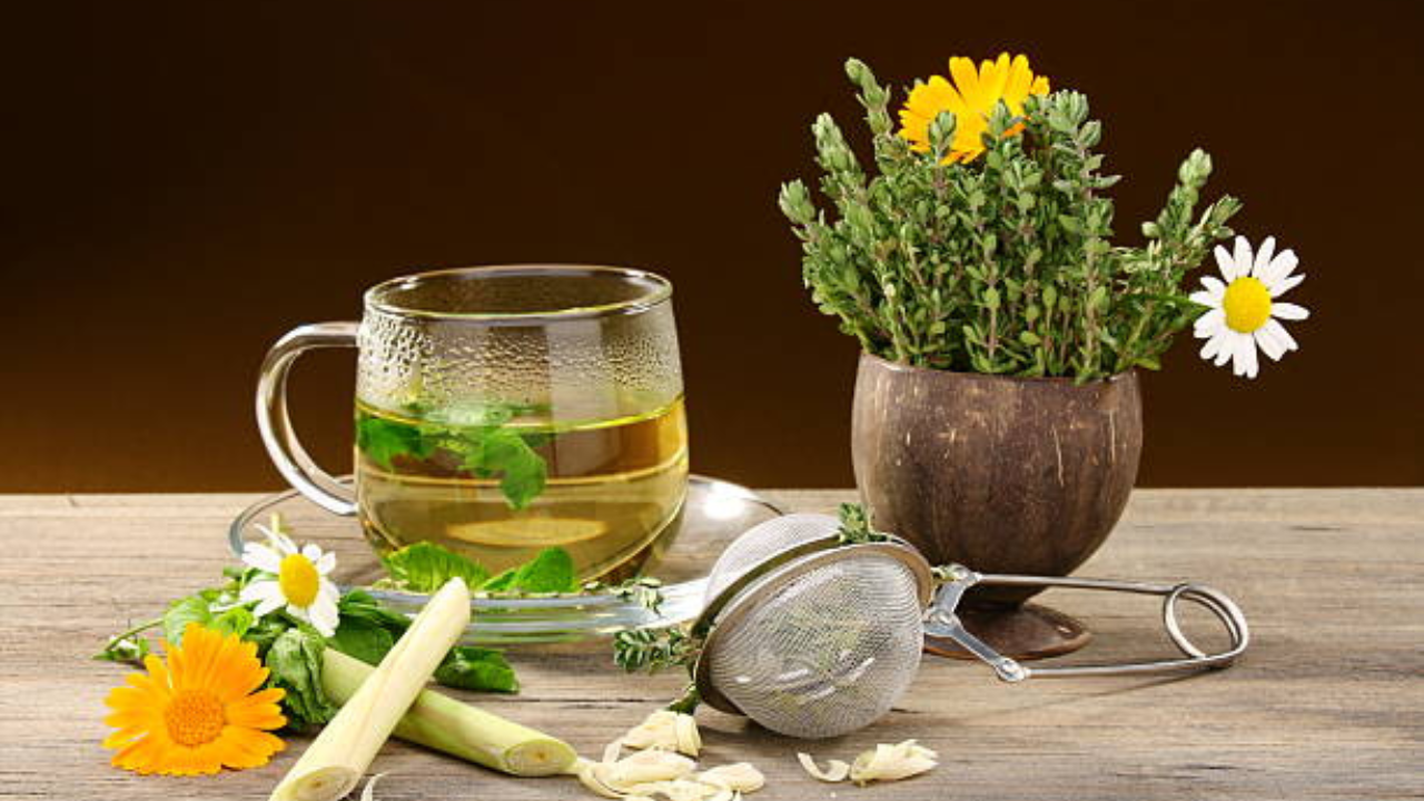 ग्रीन टीमध्ये कॅफिन असते, त्यामुळे झोपेच्या वेळी प्यायल्यास तुमच्या झोपेत बाधा येऊ शकते. झोपण्याच्या किमान 2-3 तास आधी ग्रीन टी पिणे टाळा