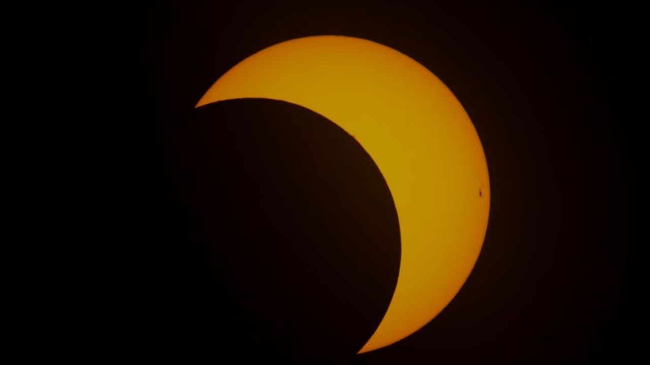 शास्त्रज्ञांच्या मते, सूर्यग्रहण उघड्या डोळ्यांनी पाहू नये. सूर्यग्रहणाच्या वेळी बाहेर पडणाऱ्या हानिकारक किरणांमुळे डोळ्यांना त्रास होऊ शकतो.