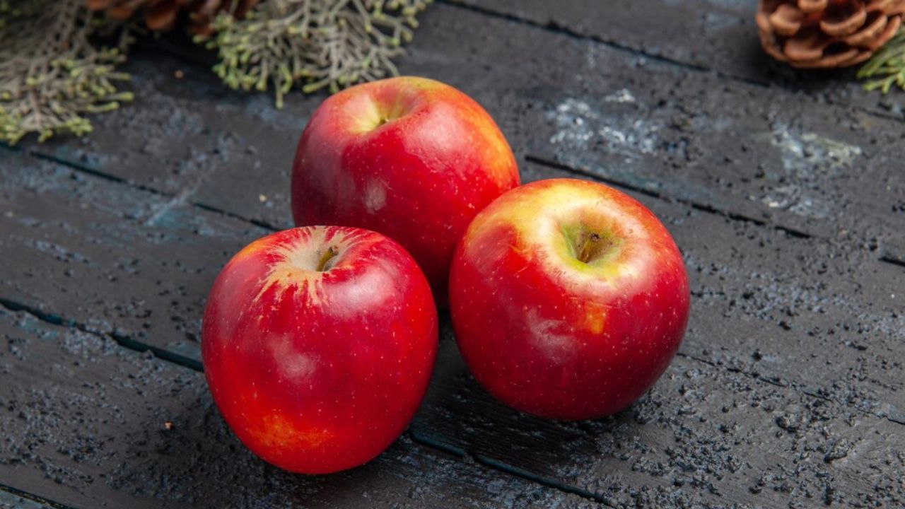 सफरचंदमध्ये व्हिटॅमिन सी, पोटॅशियम आणि आहारातील फायबर सारखी आवश्यक जीवनसत्त्वे आणि खनिजे असतात. इतकंच नाही तर यात क्वेर्सेटिन, कॅटेचिन आणि क्लोरोजेनिक ॲसिड सारख्या अँटीऑक्सिडंट्स भरपूर प्रमाणात असतात, जे पेशींना नुकसान होण्यापासून वाचवण्यास मदत करतात.
