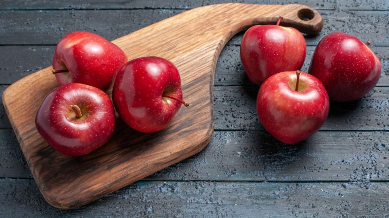 'Eat Apple a day keeps doctor away'... ही म्हण तुम्ही खूप ऐकली असेल की रोज एक सफरचंद खाल्ल्याने आपण डॉक्टरांपासून म्हणजेच खार तर आजारांपासून दूर राहू शकतो असा त्याचा अर्थ आहे. पण तुम्हाला माहित आहे का की काही लोक आहेत ज्यांनी सफरचंद सेवन करू नये, कारण ते आरोग्यासाठी हानिकारक असू शकते. 