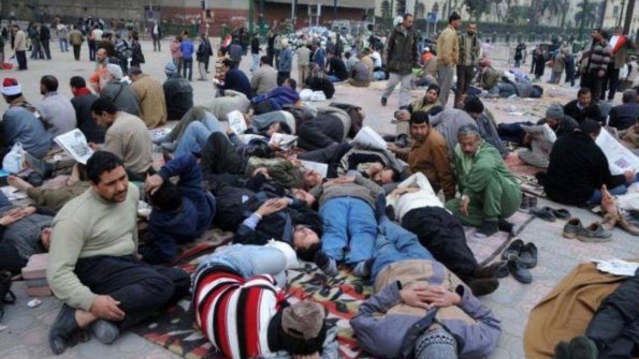 जगातील प्रत्येक देश आपल्या वेगवेगळ्या परंपरा आणि पर्यावरणासाठी ओळखला जातो. जगातील प्रत्येक ठिकाणाची स्वतःमध्ये एक वेगळी ओळख असते, परंतु तुम्हाला जगातील एका गावाविषयी माहिती आहे का जिथे लोक अनेक महिने झोपतात?