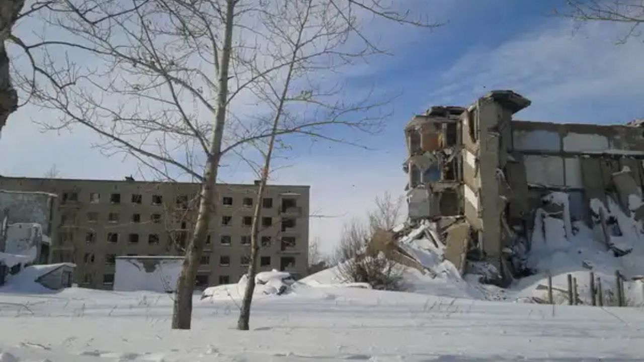 तुम्हाला हे जाणून आश्चर्य वाटेल की येथील लोक जेव्हा झोपतात, तेव्हा ते बसताना, बोलत असताना किंवा चालतानाही झोपतात. कित्येकदा असे होते की त्यांची झोप महिनोन्महिने भंगत नाही.