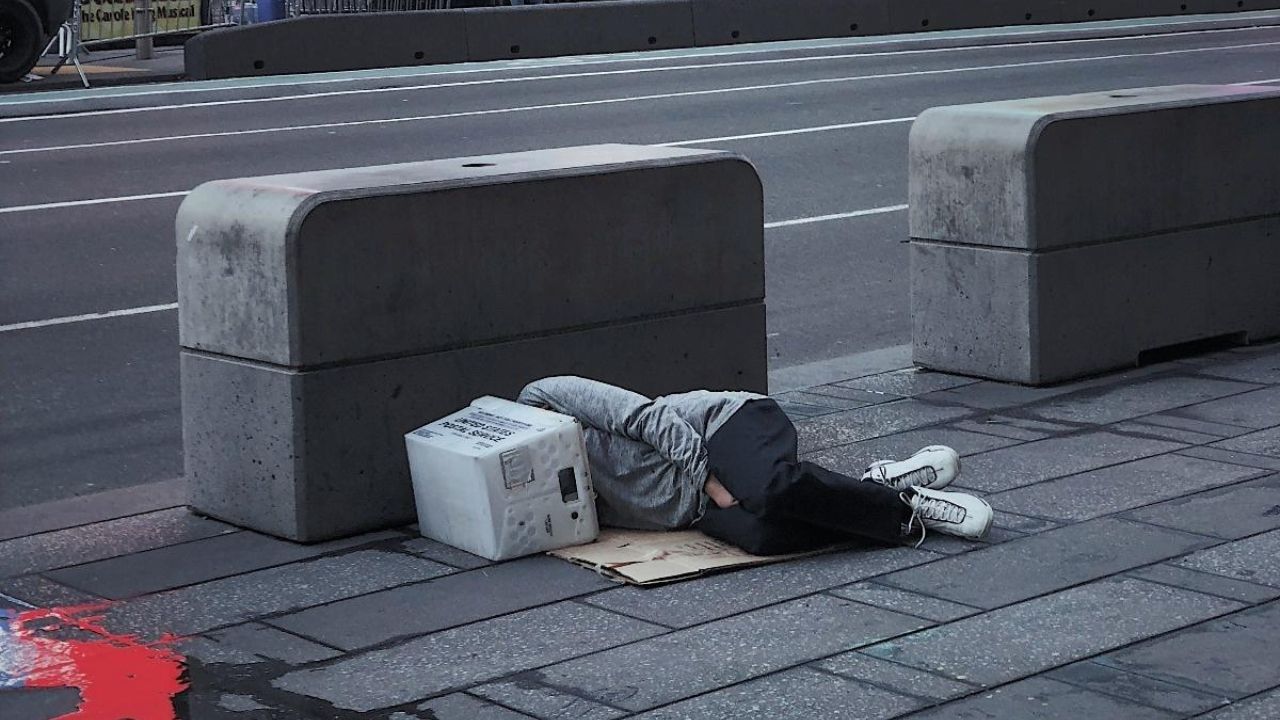 इथल्या लोकांचे म्हणणे आहे की, त्यांना अजिबात झोप येत नाही. आंघोळ करताना किंवा जेवताना किंवा पितानाही त्यांना झोप येते. या लोकांना स्लीपी होलो नावाचा एक रहस्यमय आजार आहे. ज्यासाठी कोणताही उपचार नाही.