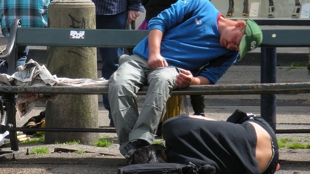 ही बाब 2010 मध्ये पहिल्यांदा समोर आली होती. जेव्हा शाळेतील मुले अचानक जमिनीवर पडली. नंतर सर्व मुले झोपी गेल्याचे समोर आले. त्यानंतर हळूहळू हा आजार गावभर पसरला.