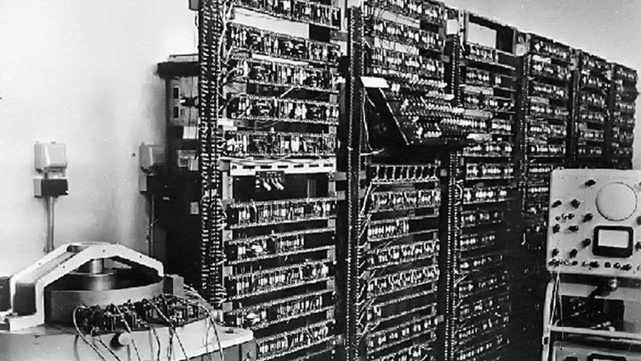 ENIAC पासून, संगणक सतत विकसित होत आहेत. ट्रान्झिस्टर, इंटिग्रेटेड सर्किट्स आणि मायक्रोप्रोसेसरच्या शोधामुळे संगणक लहान, वेगवान आणि स्वस्त झाले. आजकाल आपण सुपर कॉम्प्युटरपासून स्मार्टफोन्सपर्यंत विविध प्रकारचे संगणक वापरतो.
