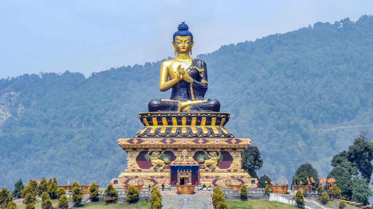 भारतातील एक राज्य आहे ज्याची लोकसंख्या संपूर्ण देशातील इतर राज्यांच्या तुलनेत खूपच कमी आहे. हे राज्य सिक्कीम आहे. नैसर्गिक सौंदर्य आणि शांत वातावरणासाठी सिक्कीम ओळखले जाते. याशिवाय हे राज्य कमी लोकसंख्येसाठीही प्रसिद्ध आहे.