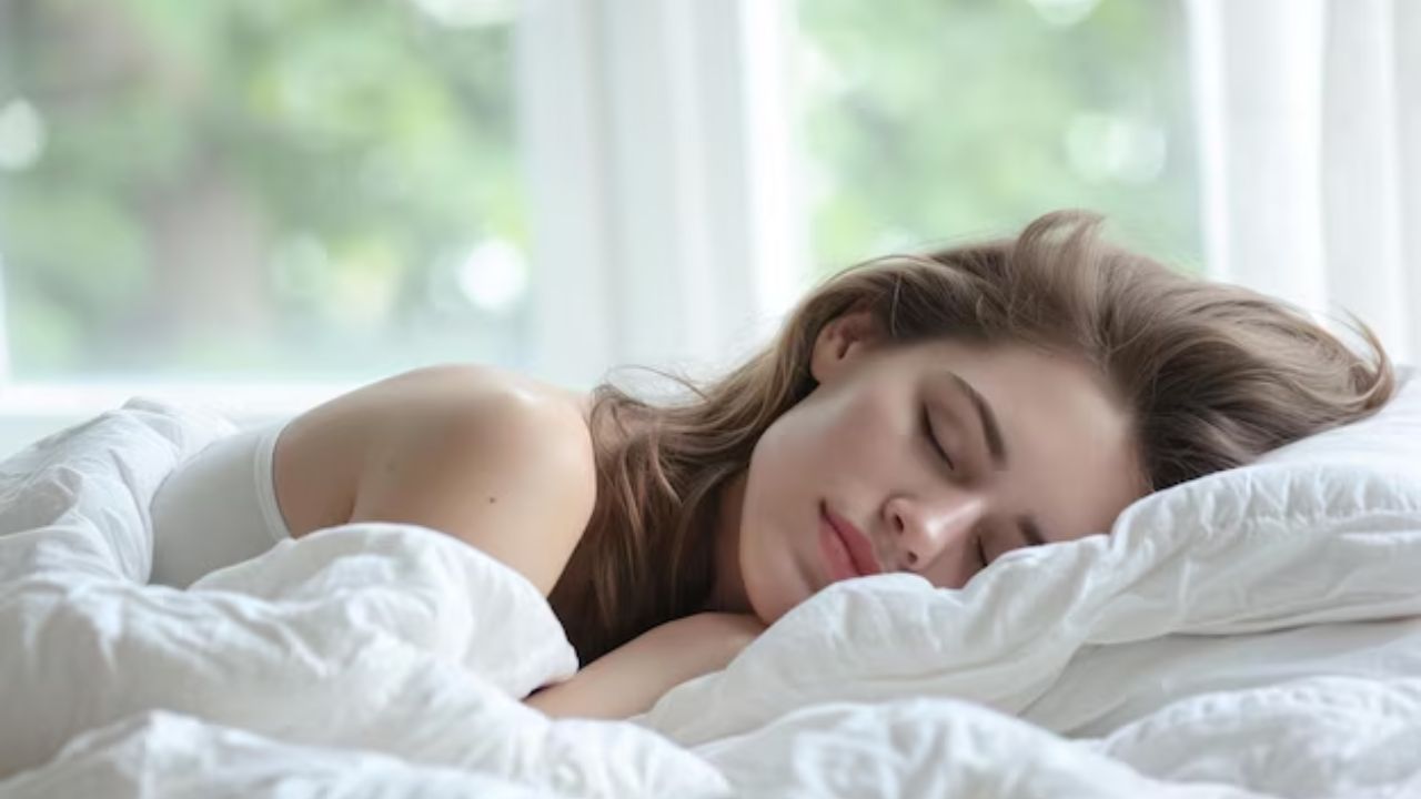 प्रत्येकाने आपल्या वयानुसार किती तास झोपावे?  जाणून घ्या काय सांगते आरोग्यशास्त्र