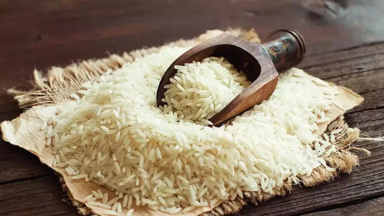 फोर्टिफाइड तांदूळ हा भात आहे ज्यामध्ये आवश्यक पोषक तत्वे कृत्रिमरित्या जोडली जातात. या पोषक घटकांमध्ये लोह, फॉलिक ऍसिड आणि व्हिटॅमिन बी 12 यांचा समावेश असू शकतो. हे पोषक घटक आपल्या शरीरासाठी खूप महत्वाचे आहेत आणि बर्याच लोकांना त्यांची कमतरता आहे.