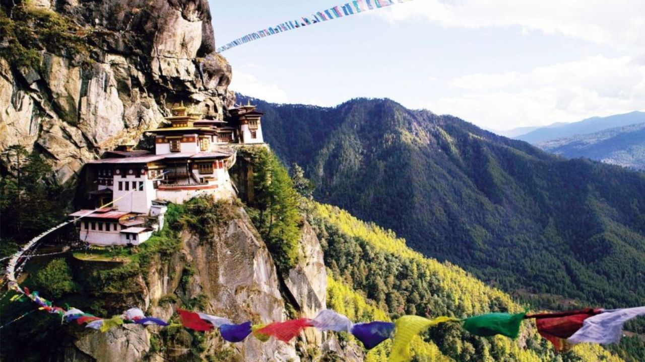 पूर्व हिमालयात वसलेले, सिक्कीम नैसर्गिक सौंदर्य, वन्यजीव, वनस्पती आणि प्राणी आणि रंगीबेरंगी लोकांनी परिपूर्ण आहे. या सर्वांच्या संयोजनामुळे ते दक्षिण आशियातील सर्वात सुंदर इको-टुरिझम डेस्टिनेशन बनले आहे.