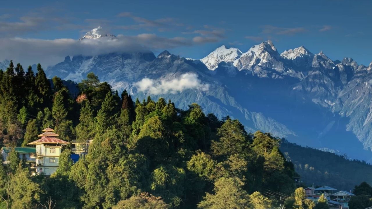 IRCTC च्या या टूर पॅकेजबद्दल तपशीलवार जाणून घेण्यासाठी तुम्ही www.irctctourism.com ला भेट देऊ शकता.