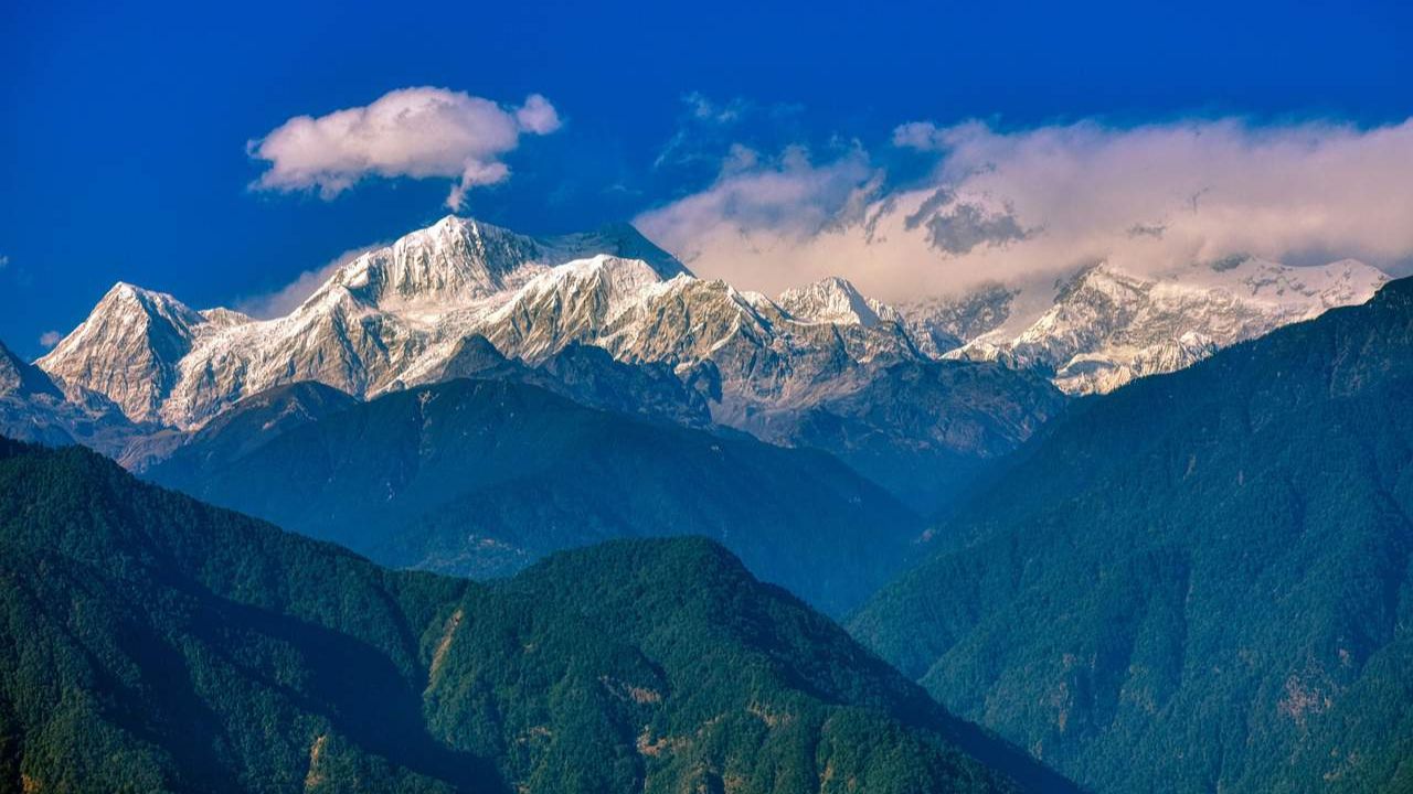 आता प्रश्न असा पडतो की या राज्याची लोकसंख्या सर्वात कमी का आहे? सिक्कीम हे एक डोंगराळ राज्य आहे आणि येथील बहुतेक जमीन पर्वतांनी व्यापलेली आहे. या कारणास्तव येथे लागवडीयोग्य जमीन फारच कमी आहे.