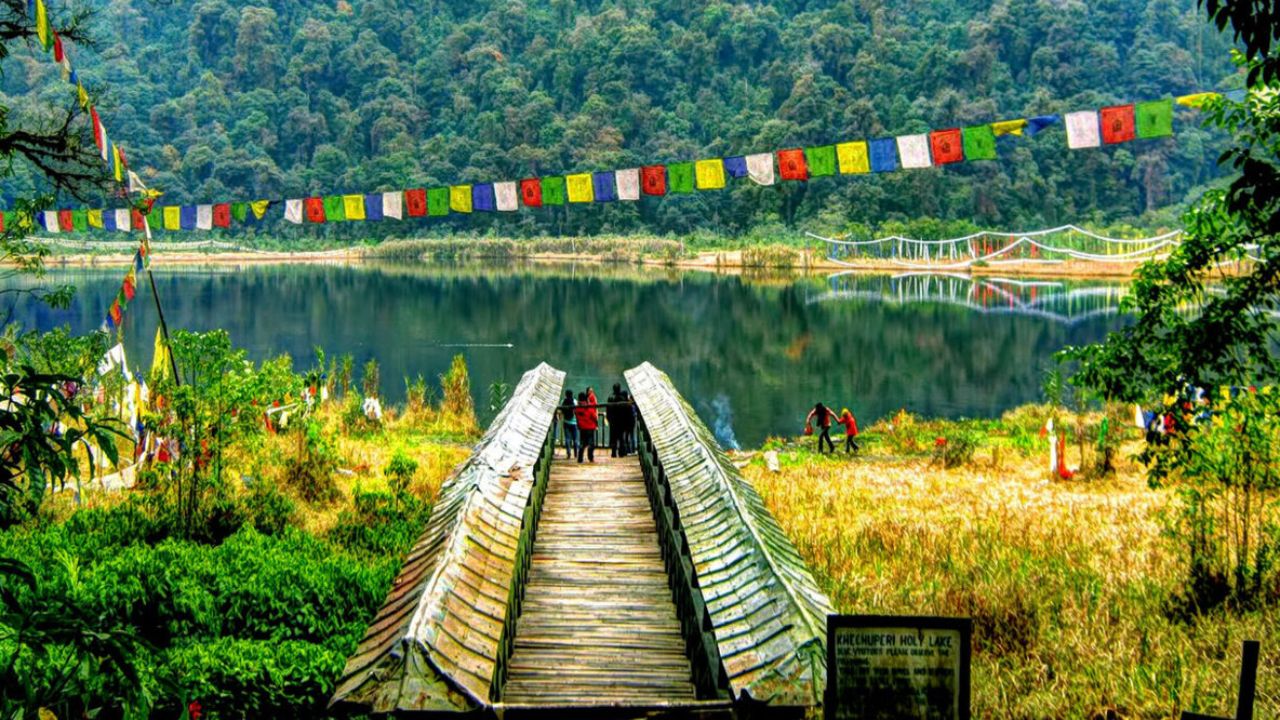 या पॅकेजसाठी तुम्हाला 21130 रुपये द्यावे लागतील. ज्यामध्ये तुम्ही संपूर्ण 6 रात्री आणि 7 दिवस प्रवासाचा आनंद घेऊ शकाल.