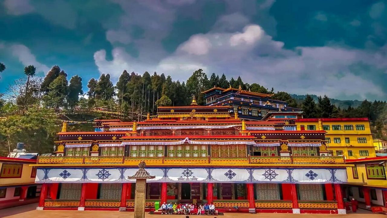 भारत हा विविधतेने भरलेला देश आहे. जिथे विविध संस्कृती, धर्म आणि भाषा एकत्र येतात. या विविधतेमध्ये एक असे राज्य आहे ज्याची लोकसंख्या भारतातील इतर राज्यांपेक्षा खूपच कमी आहे.