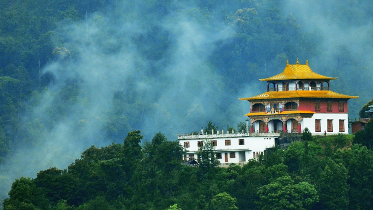 सिक्कीमची संस्कृती खूप समृद्ध आहे. येथील संस्कृती तिबेटी, नेपाळी आणि भूतानी संस्कृतीचे मिश्रण आहे. सिक्कीमचे लोक बौद्ध धर्माचे पालन करतात. सिक्कीम सरकार राज्याच्या विकासासाठी अनेक प्रयत्न करत आहे. सिक्कीमला विकसित राज्य बनवण्याचा सरकारचा उद्देश आहे.
