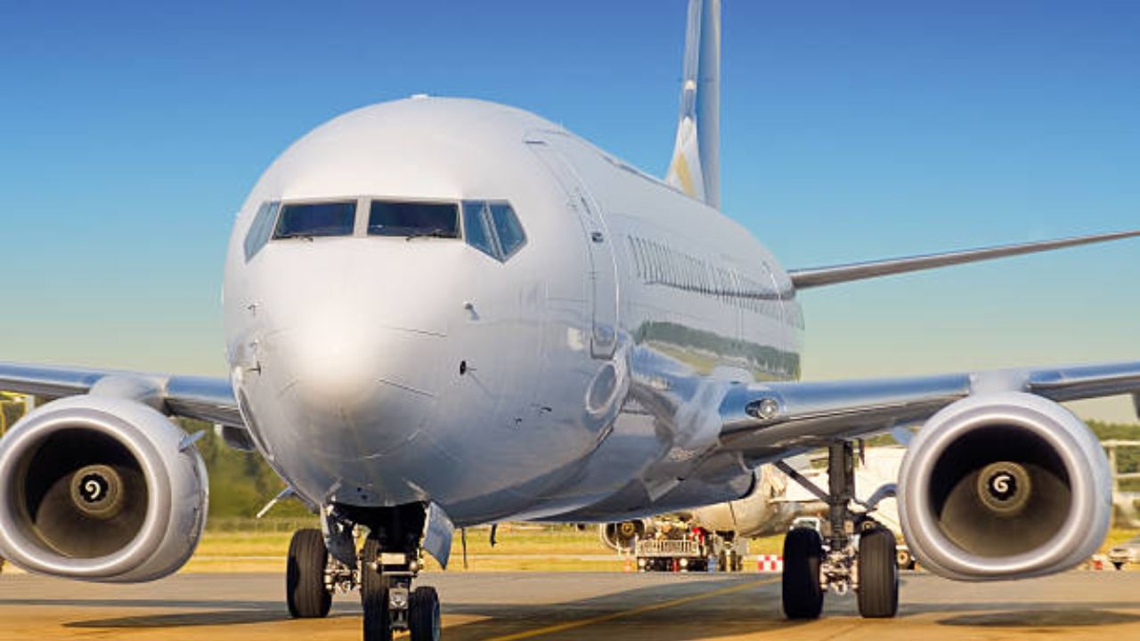 काय आहे DGCA चे निर्देश - DGCA ने दिलेल्या निर्देशानुसार, फ्लाइट रद्द झाल्यास, प्रवाशाचे तिकीट त्याच्या सोयीनुसार रीशेड्युल करावे लागेल. जर प्रवाशाने तिकीट रिशेड्युल करण्यास नकार दिला तर, एअरलाइनला त्याच्या तिकिटाची संपूर्ण रक्कम परत करावी लागेल. मात्र, अनेक विमान कंपन्या काही शुल्कही कापतात. जर तुम्ही रोखीने पेमेंट केले असेल, तर तुम्हाला त्वरित परतावा मिळू शकेल आणि जर तुम्ही क्रेडिट कार्डद्वारे पैसे भरले असतील, तर तुम्हाला 7 दिवसांच्या आत पैसे परत मिळू शकतात.