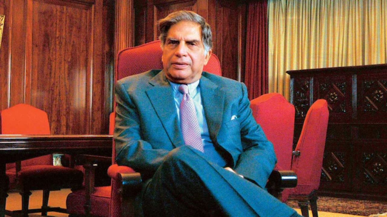 उद्योगपती रतन टाटा यांनी 9 ऑक्टोबर 2024 रोजी जगाचा निरोप घेतला. ते 86 वर्षांचे होते. मुंबईतील रुग्णालयात त्यांचे निधन झाले. कोट्यवधी रुपयांची संपत्ती असतनाही रतन टाटा अत्यंत साधेपणाने आयुष्य जगत होते.
