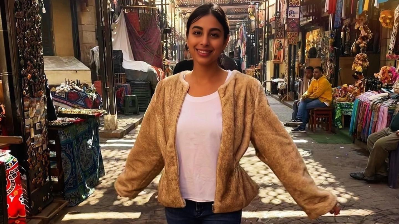 ओसवाल यांच्या युगांडातील घरातून एका कर्मचाऱ्याने किमती सामानाची चोरी केली. त्याने ओसवाल कुटुंबाच्या नावावर 2,00,000 डॉलर्सचे कर्जदेखील घेतले होते. हे प्रकार उघडकीस आल्यावर या कर्मचाऱ्याने वसुंधरावर खोटे आरोप लावले असे पंकज ओसवाल यांनी सांगितले.