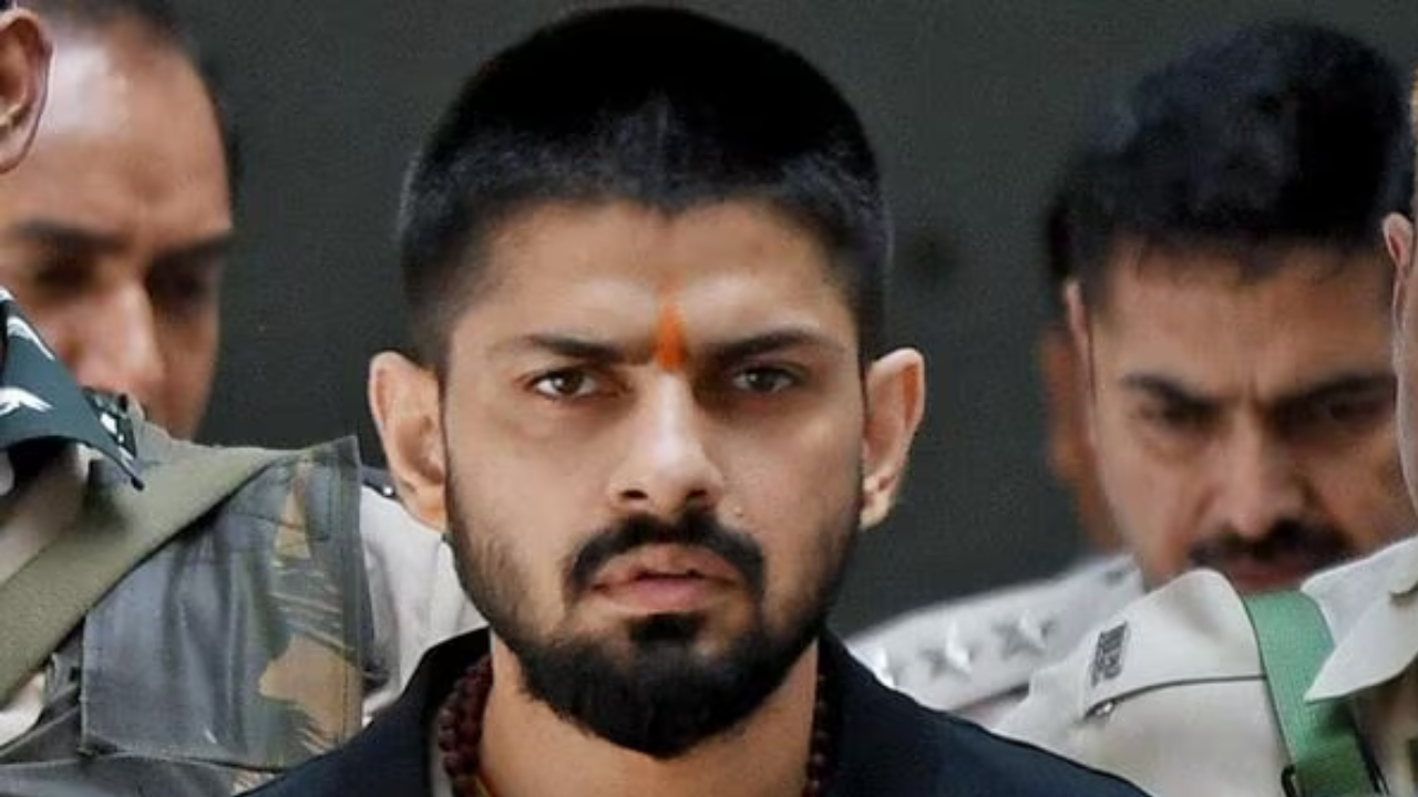 लाॅरेन्सने काॅलेजमध्ये मित्रांची एक टोळी तयार केली होती. त्यानंतर त्यांनी महाविद्यालयातील विद्यार्थी संघटनेची निवडणूक लढवण्याचा निर्णय घेतला. लॉरेन्स बिश्नोई प्रतिस्पर्धी टोळीकडून निवडणूक हरले. यानंतर दोन्ही टोळ्या समोरासमोर आल्या. 

