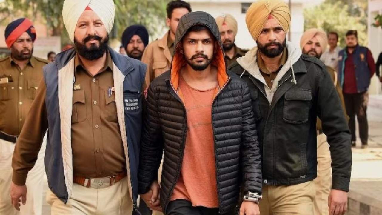 प्रतिस्पर्धी टोळीने लाॅरेन्सच्या प्रेयसीला जिवंत जाळल्याचा आरोप केला जातो. मात्र हा केवळ अपघात असल्याचेही सांगण्यात आले. यानंतर बदला घेण्यासाठी लाॅरेन्स बिष्णोईने पंजाब युनिव्हर्सिटीची स्टुडंट ऑर्गनायझेशन (SOPU) नावाची टोळी सक्रिय केली 
